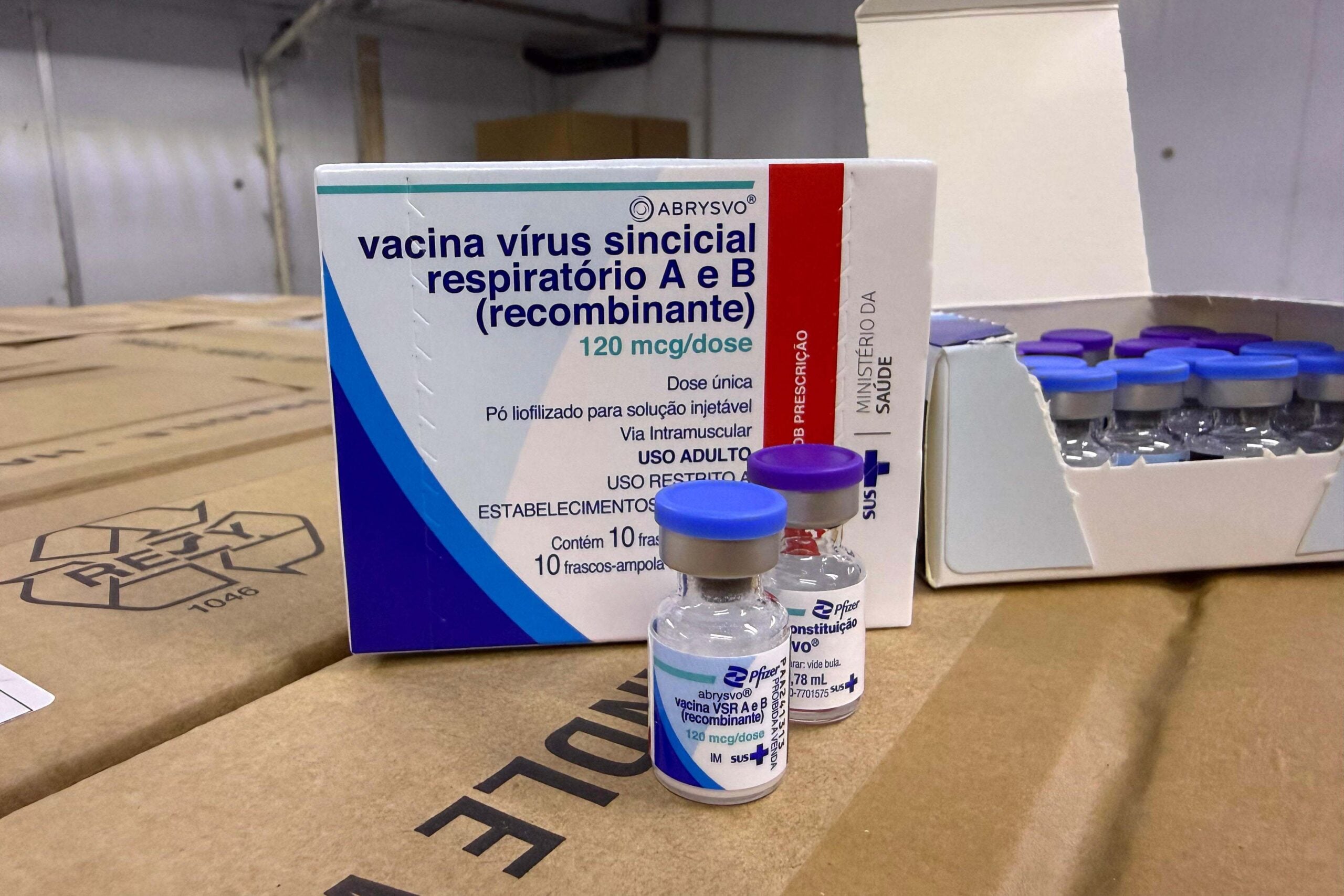 Mato Grosso recebe 15,8 mil doses do primeiro lote da vacina contra o vírus sincicial respiratório para proteger gestantes e recém-nascidos