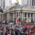 Manifestação pela democracia no Rio relembra 8 de janeiro e rejeita anistia
