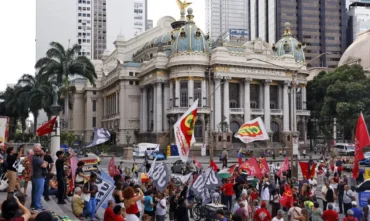 Manifestação pela democracia no Rio relembra 8 de janeiro e rejeita anistia