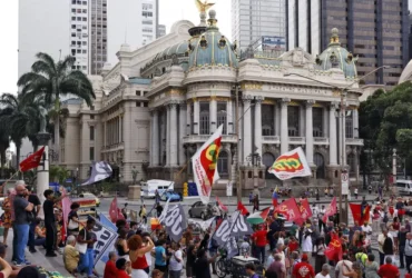 Manifestação pela democracia no Rio relembra 8 de janeiro e rejeita anistia