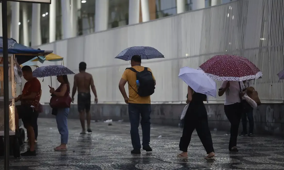 Chuvas colocam maior parte do país em alerta nesta quarta-feira