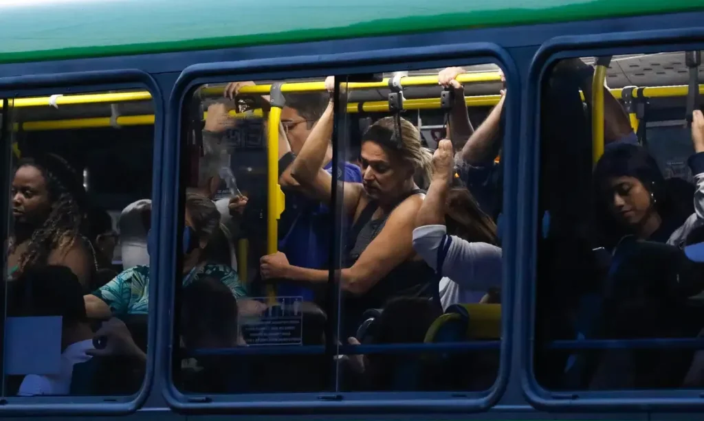 Livro usa a linha de ônibus 474 para revelar contrastes do Rio