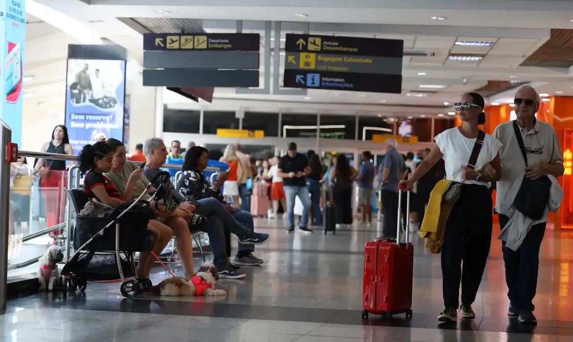 Passageiros em aeroportos brasileiros crescem 9,4% em 2025
