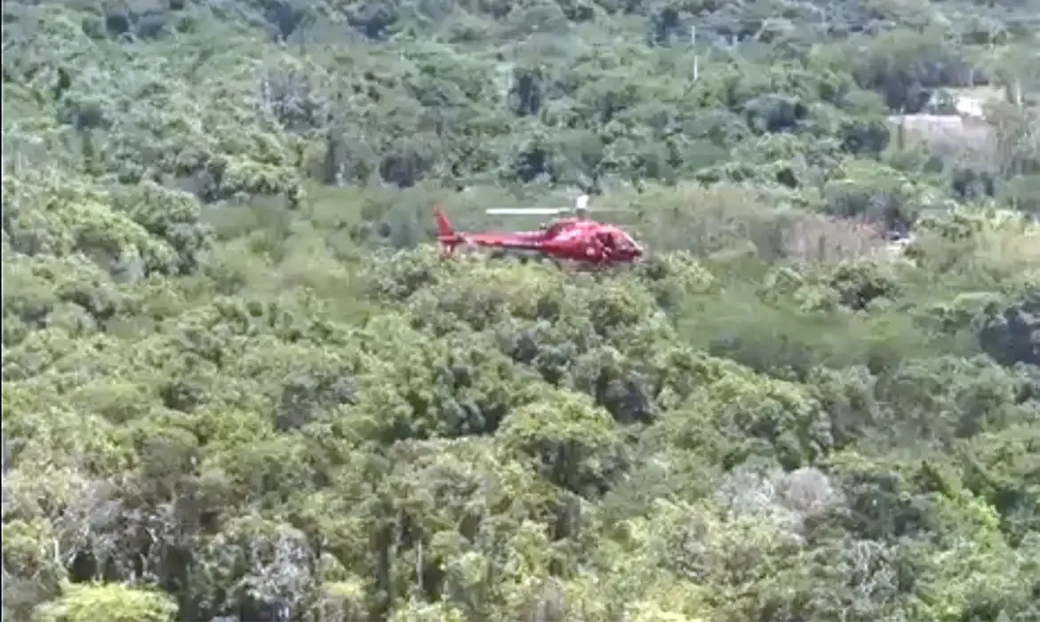 Helicóptero cai na zona oeste do Rio e deixa três mortos