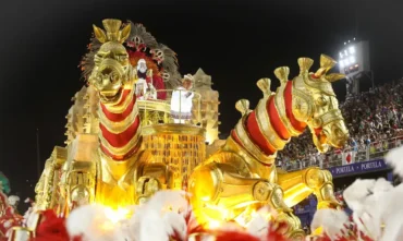 Enredo revela histórias invisíveis nos desfiles das escolas de samba