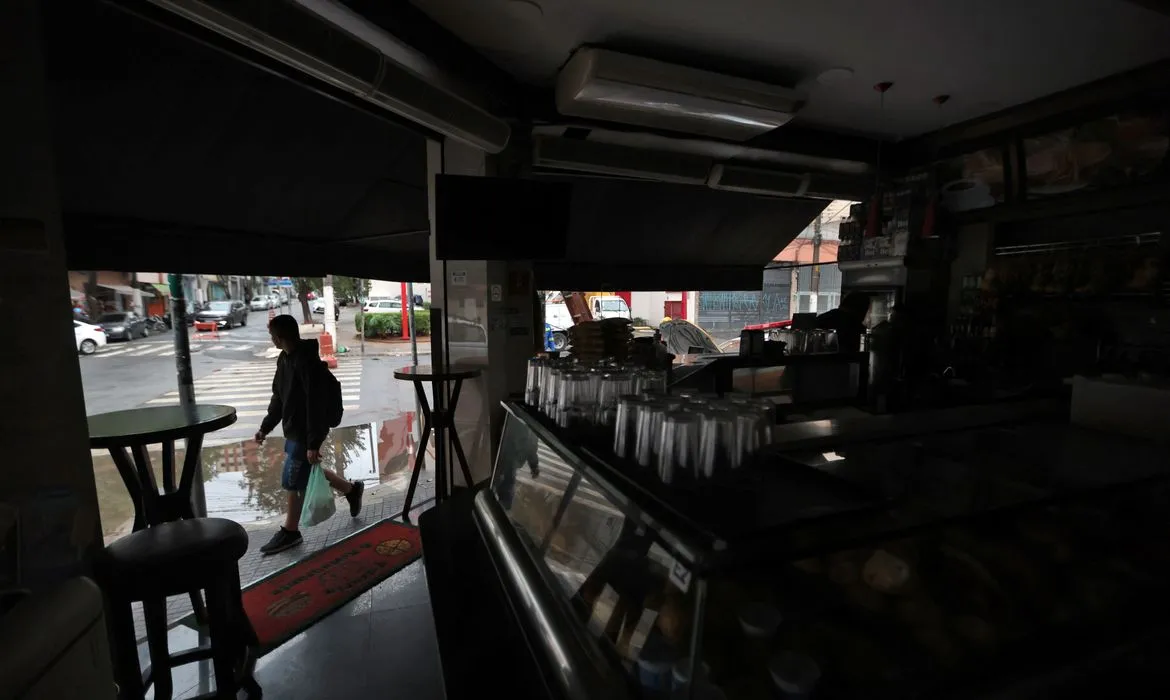 Inmet emite alerta de tempestade com ventos fortes no Sul