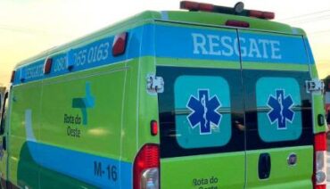Carreta sai de pista na BR-364 em Cuiabá e desce área de declive