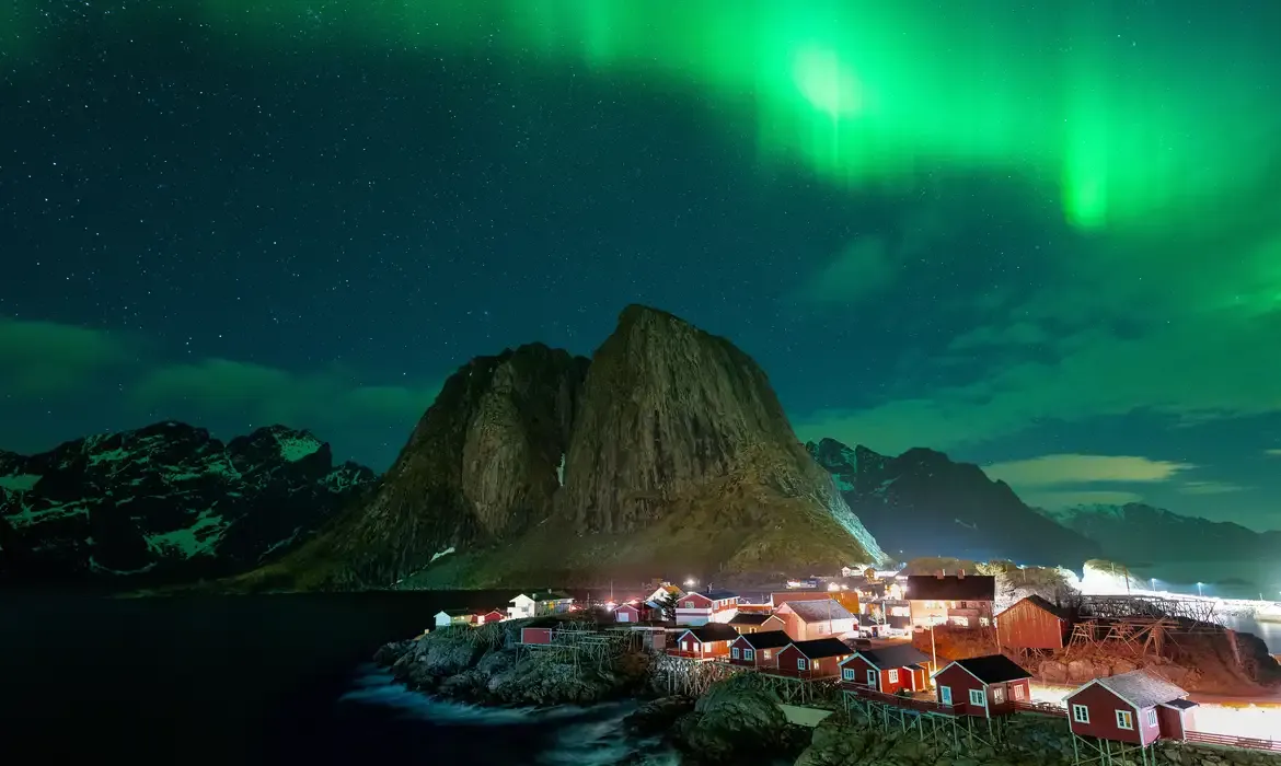 Auroras surpreendem a Europa após tempestade solar atingir a Terra