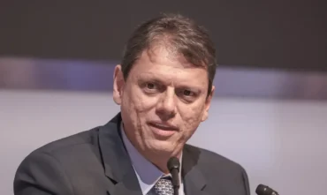 Moraes autoriza visita de Tarcísio a Bolsonaro na prisão