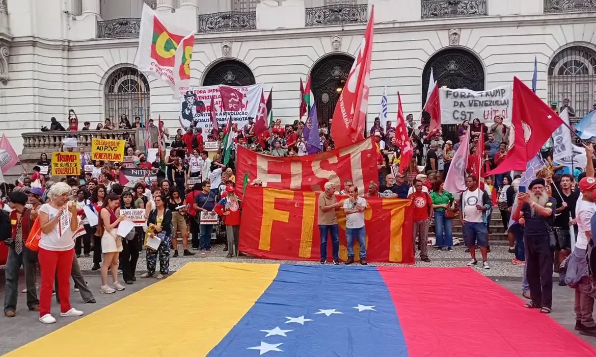 Maduro motiva protesto na Cinelândia contra ação dos Estados Unidos