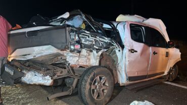 Acidente mobilizou Corpo de Bombeiros e concessionária Intervias; uma das vítimas ficou presa às ferragens com ferimentos graves após motorista relatar que dormiu ao volante