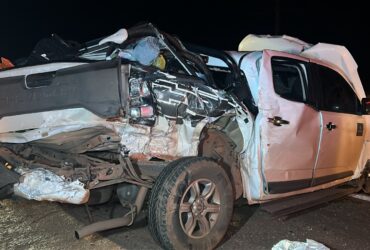 Acidente mobilizou Corpo de Bombeiros e concessionária Intervias; uma das vítimas ficou presa às ferragens com ferimentos graves após motorista relatar que dormiu ao volante