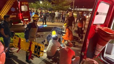 Acidente ocorreu em cruzamento no bairro Jaime Seiti Fujii; uma das vítimas foi socorrida em estado grave e moradores cobram providências para evitar novas tragédias