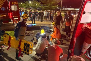 Acidente ocorreu em cruzamento no bairro Jaime Seiti Fujii; uma das vítimas foi socorrida em estado grave e moradores cobram providências para evitar novas tragédias