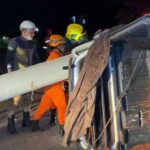 Colisão contra superposte deixa dois jovens feridos em Sorriso (VÍDEO)