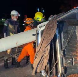 Fiat Strada bateu violentamente em poste de iluminação próximo ao Parque Municipal; resgate durou mais de 40 minutos e mobilizou Bombeiros, Samu e Polícia Militar