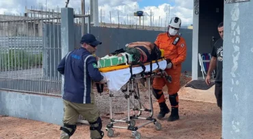 Vítima sofreu fraturas graves após combustão de gás metano em espaço confinado; Corpo de Bombeiros reforça alerta sobre riscos do uso de fogo em fossas e ralos