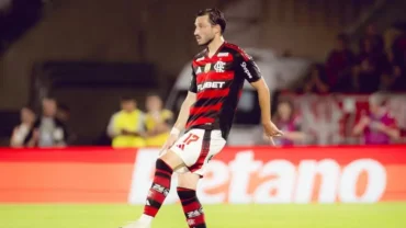O Flamengo encaminhou a saída do lateral-esquerdo Matías Viña para o River Plate, da Argentina.