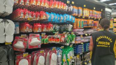 Ação do Procon apreende mais de 280 produtos em supermercado de Rondonópolis