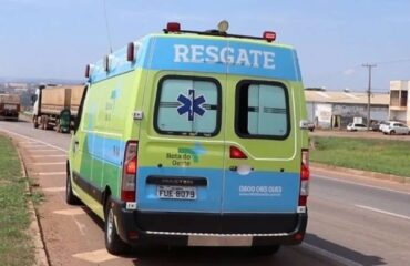Acidente durante chuva na BR-163 em Sorriso deixa motorista ferido após carro capotar