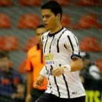 Ex-jogador de futsal do Corinthians morre após passar mal em aeroporto da Rússia
