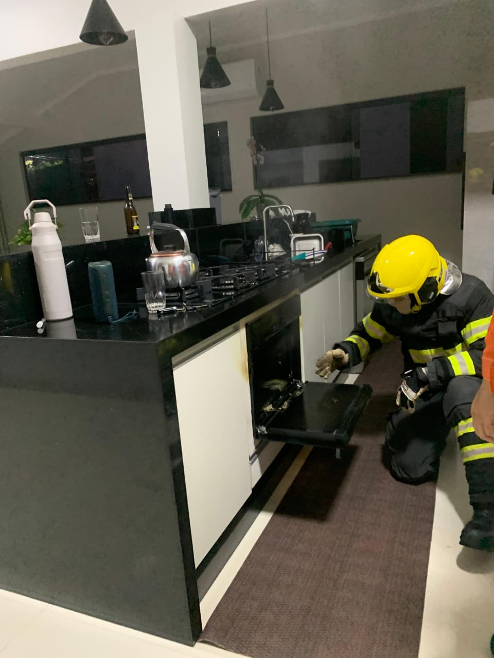 Fogo teve origem em forno embutido da cozinha; ocorrência foi rapidamente controlada e ninguém ficou ferido