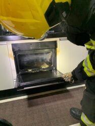 Fogo teve origem em forno embutido da cozinha; ocorrência foi rapidamente controlada e ninguém ficou ferido