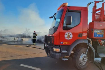 Incêndio em carreta interdita MT-325 e destrói carga em Canarana