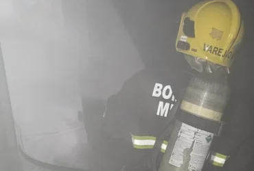 Casa de madeira é destruída por incêndio no Belvedere 3, em Sinop