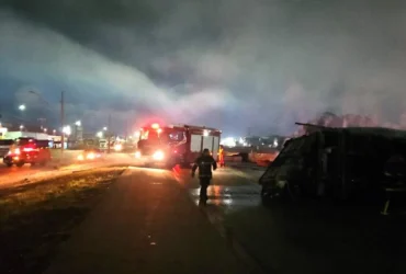 Incêndio em carreta com carga de algodão no Distrito Industrial