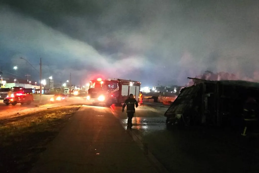 Incêndio em carreta com carga de algodão no Distrito Industrial