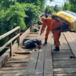 Ponte de madeira cede e caminhão carregado com cascalho cai em rio em Rondonópolis