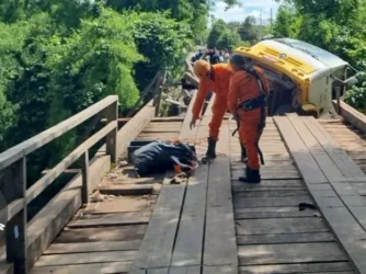 Ponte ceder e caminhão cair em rio deixa motorista ferido