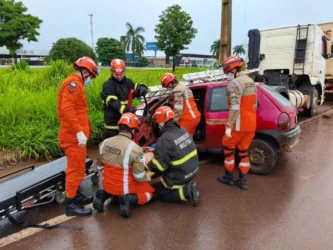 Colisão entre carro e caminhão deixa ferido em Sinop