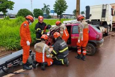 Colisão entre carro e caminhão deixa ferido em Sinop