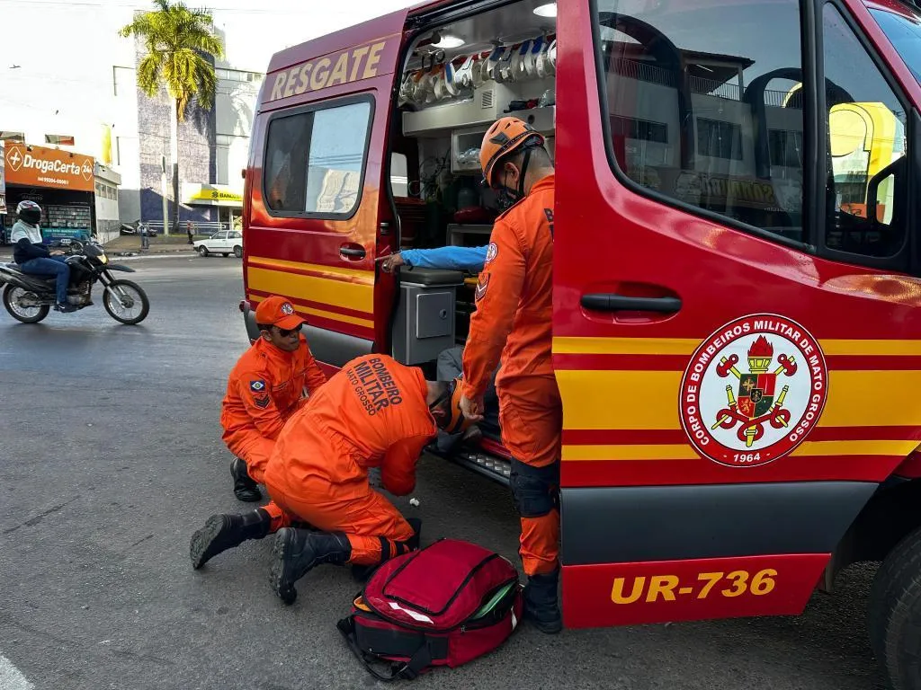 Bombeiros socorrem vítima de acidente com motocicleta na BR-364