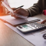 Brasil fecha 2025 com recorde histórico de inadimplência e acende alerta para 2026