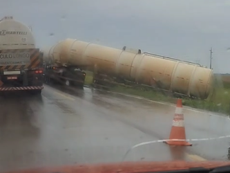 Carreta sai da pista na BR-163 em Lucas do Rio Verde e motorista não se fere