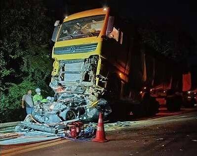 Colisão em série na BR-364 deixa motorista preso às ferragens e mobiliza equipes de resgate