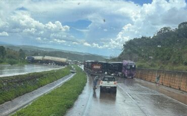 Colisão entre duas carretas interdita BR-364 em Nobres nos dois sentidos