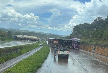 Colisão entre duas carretas interdita BR-364 em Nobres nos dois sentidos