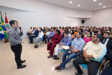 Com café da manhã para servidores, vice-prefeito assume comando do Executivo em Rondonópolis