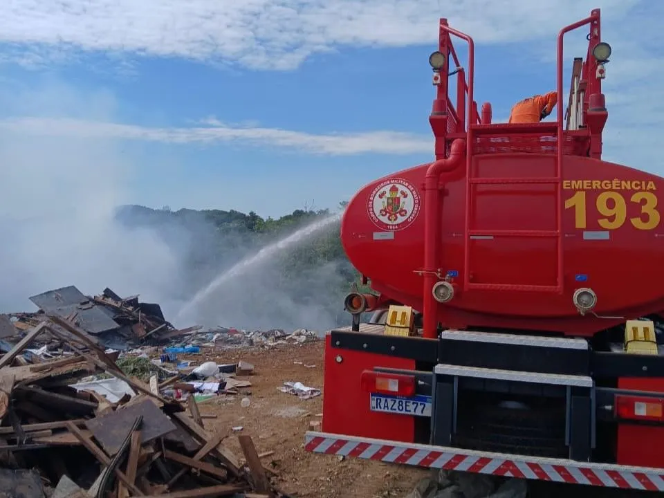 Incêndio em aterro sanitário em Primavera do Leste