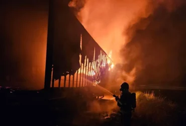 Incêndio em carreta em Canarana mobiliza Bombeiros na MT-325