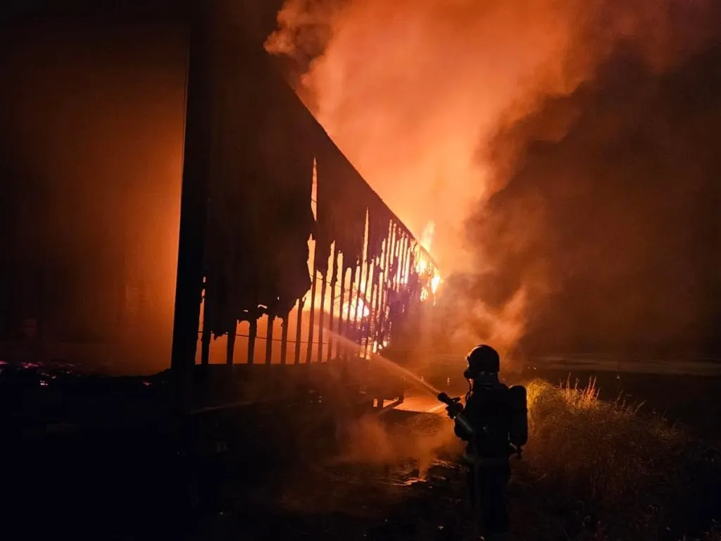 Incêndio em carreta em Canarana mobiliza Bombeiros na MT-325