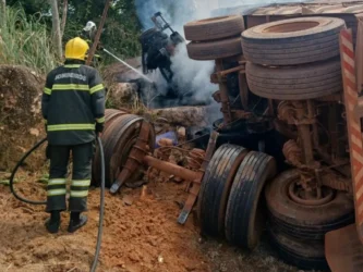 Incêndio em carreta na BR-364 mobiliza bombeiros