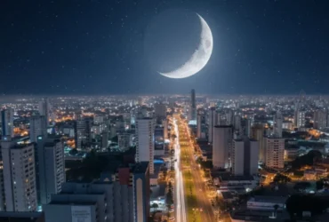 Foto aérea de Cuiabá em uma noite de Lua crescente