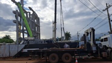 Desmontagem de estrutura que desabou em obra em Lucas do Rio Verde avança sob monitoramento da Defesa Civil e Bombeiros