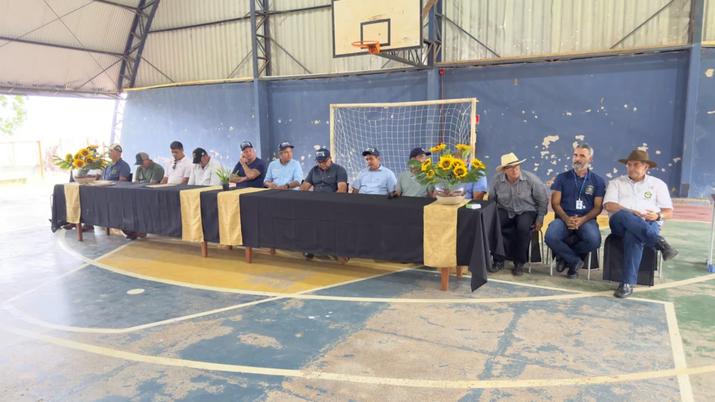 Retroescavadeira reforça infraestrutura rural em Castanheira