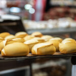 Governo de MT reduz ICMS sobre massa congelada de pão francês para fortalecer indústria local